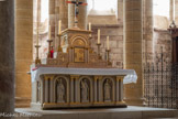 <center>L'église abbatiale Sainte-Foy</center>Sainte Foy entourée par deux évêques.