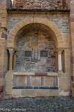 <center>L'église abbatiale Sainte-Foy</center>L’enfeu de l’abbé Bégon. Quatre colonnes avec des chapiteaux soutiennent une voûte romane. Il est constitué de deux plaques de serpentine encadrant une sculpture représentant le Christ avec un nimbe crucifère, entouré de Sainte Foy et de l’abbé.