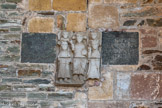 <center>L'église abbatiale Sainte-Foy</center>L’enfeu de l’abbé Bégon. Le Christ avec un nimbe crucifère, entouré de Sainte Foy et de l’abbé. Ces deux personnages sont surmontés de deux anges. L’épitaphe gravée indique la contribution de l’abbé Bégon à la construction du cloître : Ici repose un abbé Expert en la loi divine Homme agréable au Seigneur Répondant au nom de Bégon. Il développa ce cloître Qui s'étend vers le midi.
Et apporta ses soins diligents
A l'accomplissement de plusieurs bonnes œuvres
Homme vénérable et digne de louanges
A travers les siècles.
Qu'il vive dans l'éternité
En louant le roi suprême.