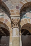 <center>Le cloître</center>Chapiteau du cloître. Visage émergeant de feuillages.