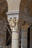 <center>Le cloître</center>Chapiteau du cloître. Guerriers à pied en armes.