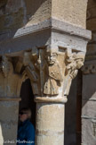 <center>Le cloître</center>Chapiteau du cloître. Guerriers à pied en armes.