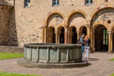 <center>Le cloître</center>Au centre le bassin claustral de serpentine verte. Remontée et restaurée, cette grande fontaine, de 2,72 m de diamètre, est dépourvue de sa vasque centrale. Sous la margelle, entre les colonnes décorées de motifs végétaux, animaux ou imaginaires, qui cernent le bassin, des atlantes ont été sculptés, des têtes encadrées par les bras et les mains qui les soutiennent.