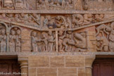 <center>L'église abbatiale Sainte-Foy</center>L'antichambre du paradis est symbolisée par la porte de la Jérusalem céleste avec un ange psychopompe qui accueille les élus. Un autre ange, les ailes déployées (avec le motif du type « toit à double pente », fortement récurrent), tient un élu par la main, comme s’il venait de le dérober à Satan. La partie droite est consacrée à l'Enfer. L'antichambre de l'enfer figure un démon hirsute et grassouillet qui brandit un pilon, un damné enfourné dans la gueule du Léviathan dans laquelle on voit les pieds d’un autre damné. La porte du Paradis est beaucoup plis belle, travaillée que celle de l'enfer, fruste, ressemblant à une porte de prison. Quatre anges voisinent à l'étage supérieur de ce registre, dans l'écoinçon de gauche : trois d'entre eux ont encore une tâche parallèle (ouverture de tombeaux). Au centre se trouve l'archange saint Michel affrontant un démon autour d'une balance pour la pesée des âmes. Dans cette scène, le démon tente de tricher, en appuyant sur le plateau de la balance, mais échoue. Derrière ce démon, est représentée une âme qui descend par une trappe jusqu'aux portes. Dans l'écoiinçon de droite, un diable dévore le cerveau d'un réprouvé qui se plante un coutelas dans la gorge : évocation de la colère ? Un démon bossu s'est emparé de l'instrument de musique d'un damné auquel il arrache la langue avec un crochet.