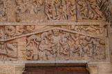 <center>L'église abbatiale Sainte-Foy</center>Dans l'enfer, présidé par Satan, sont châtiés les péchés capitaux : l'Orgueil, personnifié par un chevalier désarçonné d'un cheval ; l'Adultère ou la luxure représentés par une femme, poitrine dénudée, liée par le cou avec son amant ; l'Avarice pendue haut et court avec son sac d’or au cou (un démon tirant la corde qui la pend à une potence) ; la Paresse avec un homme sous Satan et dont les pieds sont léchés par un crapaud ; la Médisance avec un homme assis sur le feu dont la langue est arrachée par un démon ; la Gourmandise, avec un damné au ventre rebondi qui est plongé dans un chaudron. La femme juchée sur les épaules d'un homme pourrait évoquer le renversement de l'autorité maritale. Au-dessus de la gueule de Léviathan, le désespéré (ou le coléreux) se plante un poignard dans la gorge. À droite, un démon arrache avec un crochet la langue d'un artiste de scène (troubadour, jongleur ou bateleur) dont il tient la cithare à la main. Allongé sur son dos, un autre démon lui mord la nuque. Enfin à droite, un homme est rôti à la broche par deux démons, dont l’un a une tête de lièvre, ce qui suggère que le damné est un braconnier.