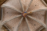 <center>L'église abbatiale Sainte-Foy</center>Clé de voûte de la tour lanterne représentant les armes de Louis de Crevants, abbé de Conques de 1482 à 1496.