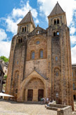 <center>L'église abbatiale Sainte-Foy</center>Cette abbaye a été construite à partir de 1041 par l'abbé Odolric à l'emplacement de l'ancien ermitage de Dadon, datant de la fin du VIIIe siècle. Son chevet est certainement achevé avant le décès d'Odolric en 1065. La nef n'est terminée qu'au début du XIIIe siècle. Il est, en outre, possible que le monument ait été modifié en cours de chantier. Ainsi, le chevet débute-t-il par une série de quatre chapelles échelonnées pour n'adopter qu'ensuite le système à déambulatoire et chapelles rayonnantes. Abbaye bénédictine jusqu'en 1537, elle fut ensuite placée sous la responsabilité de chanoines séculiers. Depuis 1873, l'abbatiale est confiée aux frères de l'ordre de Prémontré. Elle est actuellement un prieuré de l'abbaye Saint-Martin-de-Mondaye.