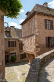 <center>Conques</center>Dans un premier temps, le monastère Saint-Sauveur fondé par l'ermite Dadon ne paraît pas avoir regroupé autour de lui une population nombreuse. Au début du IXe siècle, le chef-lieu de la viguerie (division territoriale de l'empire carolingien) se trouve à Montignac, héritier d'un grand domaine de l'Antiquité, aujourd'hui hameau du voisinage. À Conques, les activités économiques et le courant commercial né du pèlerinage, avec sa clientèle sans cesse renouvelée, ne peuvent qu'encourager le peuplement. Ainsi le Livre des miracles, de Bernard d'Angers, se fait l'écho du commerce rémunérateur de la cire et des cierges qui se pratiquait aux portes de l'église.