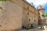 <center>Le château de Bournazel</center>Le chantier fut ainsi relancé avec la construction de l’aile est. Or le projet initial d’un vaste plan rectangulaire enfermant en son sein une cour d’honneur régulière ne vit jamais le jour, interrompu pour des raisons que nous ignorons, mais qui sont peut-être à mettre en relation avec les troubles religieux qui secouèrent cette partie de la province à partir de 1561. Ainsi seuls furent réalisés l’aile nord et l’aile orientale ainsi que l’escalier d’honneur en retour. Une des grandes figures du Rouergue de la Renaissance est Georges d’Armagnac, évêque de Rodez dès 1530 à moins de 30ans. Il a été l’aumônier de Marguerite de Navarre, la sœur de François Ier. Lors de son ambassade à Venise, il est accompagné de son secrétaire particulier, Guillaume Philandier, auteur d’annotations sur le traité de Vitruve. Amateur de textes antiques et sensible à tous les arts, c’est par son intermédiaire que Serlio arrive à la cour de François Ier.
Le voyage en Italie, la fréquentation de la cour et la proximité de Philandrier, l’architecte érudit de Georges d’Armagnac, ne sont pas étrangers à la magnificence du château.