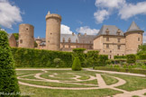 <center>Le château de Bournazel</center>Les jardins. Conçu comme une suite d’étapes que l’on peut suivre dans n’importe quel ordre, il offre une sorte de portrait chinois du courtisan français, habité par l’honneur, la bravoure et le « bel esprit ». Détruit lors des Guerres de Religion, puis abandonnés au fil des siècles, les jardins ont été récemment recrées à partir des résultats de fouilles archéologiques et de recherches en archive.
Depuis janvier 2019, ils sont classés Jardins Remarquables.