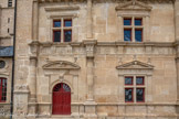 <center>Le château de Bournazel</center>Porte d'accès (aile nord). La qualité du décor sculpté est remarquable et la variété iconographique étonnante. Le décor caractéristique de la renaissance est à l’antique avec pour la frise dorique une succession de métopes, de rosaces et de triglyphes. Le décor reprend des motifs antiques comme le bucrane (tête de taureau décharné) présent sur l’Ara Pacis d’Auguste à Rome ou des masques de théâtre.