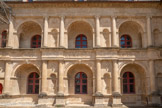 <center>Le château de Bournazel</center>Façade de l'aile est du château, côté cour. Elle renfermait les grandes salles de réception, avec les cuisines au rez-de-chaussée, la grande salle à l’étage et la chapelle aux combles. Elle s’inspire encore davantage de l’antiquité avec pour une des 1ère fois en France l’utilisation de la travée rythmique à la façon de Bramante et de Serlio. Le portique présente donc une alternance de niches et d’immenses arcades. Caractère profondément romain, les baies sont garnies à l’intrados de caissons comme dans les arcs de triomphes ou les basiliques. Au niveau supérieur, un couloir est aménagé à travers les grandes arcades pour permettre le passage entre l’escalier d’honneur et l’aile nord. C’est la 1ère fois que ce type de dispositif était utilisé en France dans l’architecture civile.