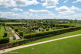 <center>Bournazel</center>Les jardins du château de Bournazel ont été créés à la Renaissance par les commanditaires du château, Charlotte Mancip et son époux Jean de Buisson. Leur dessin a été réalisé par l’architecte qui est intervenu lors de la seconde campagne de travaux à partir de 1545.
Fruit d’une savante recherche géométrique, leur tracé reprend les proportions de la grande façade à serliennes de l’aile est. Ils se composent de deux espaces bien distincts. D’une part le verger et d’autre part le « jardin clos » qui est limité par un grand mur de pierre et qui contient des parterres fleuris et taillés, un labyrinthe, des fontaines, une grande pièce d’eau et un jardin de chambres.