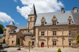 <center>Le château de Bournazel</center>À l’instar des châteaux de la cour du roi François Ier, le château de Bournazel était un lieu de réception dont l’architecture devait refléter le savoir-vivre du seigneur. À cet effet, l’aile nord, élevée sur trois niveaux, accueillait l’ensemble des chambres.