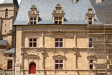 <center>Le château de Bournazel</center>La façade sur cour de l’aile nord se caractérise par une composition régulière ordonnée en travées avec superposition des ordres (ordre dorique au 1er niveau, puis ionique et corinthien) en référence à l’architecture antique et au traité de Vitruve, seul traité d’architecture antique qui nous soit parvenu.