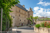 <center>Le château de Bournazel</center>Les commanditaires étaient Jean de Buisson, riche financier devenu homme de guerre de François Ier, et son épouse Charlotte de Mancip, héritière du domaine. La construction du château débuta par l’aile nord dans les années 1540 sur l’emplacement du logis médiéval duquel persistaient le logis de la basse-cour, les tours de défense et l’enceinte urbaine. Pendant que Jean de Buisson participe à la 9ème guerre d’Italie au cours de laquelle il s’illustre à la bataille de Cérisoles en 1544, son épouse conduit les travaux. L’aile nord sera achevée en 1545, au retour de Jean de Buisson, fait chevalier de l’ordre du roi à l’issu de la bataille. Comme homme de guerre il connaît Galiot de Genouillac, grand maître de l’artillerie de François I, qui a fait bâtir dans les années 1530 le château d’Assier dans le Quercy tout proche.