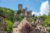 <center>Belcastel </center>Bâtie voici 1000 ans sur un solide éperon rocheux, cette magnifique forteresse née sur une chapelle du 9e siècle vit son histoire façonnée au cours des siècles par des générations de chevaliers, de nobles et de hors-la-loi. Le 16e siècle marqua l'arrêt brutal de cette ascension lorsque le château fut abandonné et laissé en ruine.
En 1973, le célèbre architecte Fernand Pouillon en découvrit les vestiges qu’il décida de restaurer afin de rendre au château sa gloire d’antan. Il consacra huit années à la restauration de l9édifice et en fit plus tard sa demeure.