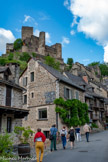 <center>Belcastel </center>Dominé depuis un millénaire par son majestueux château, Belcastel est aujourd’hui classé « Plus beaux villages de France ». D'abord appartenance de la famille des seigneurs de Belcastel, puis des de Saunhac, le château fut progressivement abandonné pour finir à l’état de ruines lorsque Fernand Pouillon entreprit de lui redonner vie.
Depuis 1983, sous l'impulsion d’une municipalité nouvelle, avec comme maire Claude Cayla, « second bâtisseur », le village de Belcastel renaît de ses cendres.