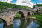 <center>Belcastel </center>Le pont. C'est un pont de pierre en dos d'âne à cinq arches ogivales long de 57 m.