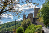 <center>Belcastel </center>1040 / La famille de Belcastel se partage la propriété du château avec l'Abbaye de Bonnecombe.
1360 / Mérigot Marchez, célèbre chef routier, prend possession du site pour 17 ans.
1376-77 / Au moment de la Guerre de 100 ans. le château est aux mains des anglais.
1386 / Le château passe aux mains des Saunhac. Il est donné à Guy de Saunhac par Jean III d’Armagnac en remerciement des services rendus dans la lutte contre les occupants par son père Guillaume.
Début XVe / Alzias 1er de Saunhac fait édifier le pont et l'église rive gauche.
1560 / Les Saunhac d'Ampiac succèdent aux Saunhac de Belcastel.
Le château passe ensuite aux Morlhon.
1592-1810 / Le Château entre dans la Maison de Bournazel.
1788 / À la veille de la Révolution, le château n'était plus habité et il fut l'objet de pillage à la Révolution.
À partir de 1810 / De multiples propriétaires se sont succédés jusqu'à la vente en 1926 à Marie-Émilie Lapeyre.
1973 / Pouillon rachète le château à la famille Lapeyre.