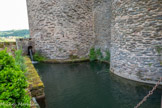 <center>Belcastel </center>Les douves. Lorsque Fernand Pouillon entreprit la restauration du château, il découvre un fossé rempli de terre. Pensant à des douves, il le vide, crée un réseau de nouveaux bassins et rétablit l’alimentation en eau d’origine, comme en témoignent ces anciennes canalisations en terre cuite. La disposition actuelle, avec un bassin d’eau claire à gauche du pont-levis et un fossé à droite, est en fait la configuration médiévale d’origine. L’eau douce arrivait du Riou Nègre par ces canalisations, se décantait, puis par un trop plein, alimentait en eau potable la citerne située dans l’enceinte du château. L’eau excédentaire s’écoulait sous le sol de l’ancienne chapelle et, après avoir fait le tour du château par les douves basses (actuelle piscine), .retournait dans la rivière Aveyron en contrebas.