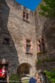 <center>Belcastel </center>La cour en ruine. Fernand  Pouillon a laissé ce lieu tel qu' il avait trouvé le château quand il a commencé la restauration. A l'origine, cet espace était une grande pièce avec vitraux et haut plafond. Il a voulu conservé l'aspect romantique de la ruine et l'a  transformée en jardin..