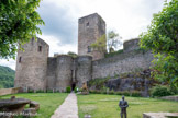 <center>Belcastel </center>L’édifice présente les caractéristiques d’une forteresse médiévale, dominé par un donjon carré qui protège la partie Est, la plus vulnérable de l’édifice. Une enceinte, flanquée de tours rondes et d’une échauguette inclut ces logis et se poursuit, à l’Est, en délimitant la basse-cour et les courtines dans un tracé irrégulier suivant la formé du rocher. L’enceinte est dépourvue d’archères et la défense du site est confiée aux tours.