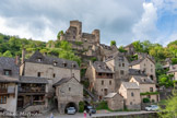 <center>Belcastel </center>Le site pourrait avoir une origine romaine et aurait eu pour but de protéger la vallée et contrer les invasions. Sur une case-encoche, le château de Belcastel naquit au VIIIe siècle avec une simple chapelle  pré-romane. Il s’ensuit un premier château aux IXe et Xe siècles avec la superposition d’une chapelle sur l’autre, des fortifications aux Xe et XIe siècles puis des remaniements au XIVe siècle. Le fondateur du château est Oldoric Ier « de Panat » de Rouergue de Bello Castello (Belcastel) (940-987). Le premier seigneur est Gérard Ier Frotard de Belcastel de Rouergue (966-…). En 1368, Marceline de Belcastel vend le château de Belcastel au Roi d’Angleterre. À la fin des accords de Brétigny, le château passe dans les possessions de Charles V, roi de France, en copropriété avec l’abbaye de Bonnecombe.