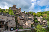 <center>Belcastel </center>À la fin du XIVe siècle, pour services rendus au roi, Charles V offre le château aux Armagnac, qui à leur tour le donnent aux Saunhac. La famille de Saunhac redonne vie au village en finissant les transformations du château entreprises par Armagnac, ainsi qu’en construisant le pont et l’église Sainte-Marie-Madeleine, toujours existants. À la fin de la guerre de Cent Ans, la famille de Saunhac modifie le château pour qu’il soit plus agréable à vivre (fenêtres à meneaux et vitraux).