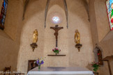 <center>L’église Sainte Marie Madeleine</center>Le sanctuaire est constitué d’une abside en demi-hexagone fermant un avant chœur rectangulaire. Un oculus assez élevé reçoit la lumière du levant. Deux fenêtres latérales éclairent l'avant chœur. Ainsi, dès l'origine, un retable adossé occupait le fond de l’abside. La voûte sexpartite à nervures est ornée du blason d'Alzias de Saunhac : d'or au lion de gueules, à la bordure camponée d'azur.