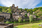 <center>Belcastel </center>Après avoir appartenu à la famille de Saunhac, il passe, par mariage, de famille en famille, en commençant par Jean III de Morlhon, seigneur de Sanvensa et de Castelmary, sénéchal de Quercy et de Rouergue, puis François Ier de Buisson de Bournazel, marquis de Bournazel, gouverneur et sénéchal de Rouergue. Ce dernier n’y résidera pas, et laissera le château livré à lui-même. Ignoré par la Révolution française, le château est toujours abandonné, quand, au XIXe siècle, Rose Acquier, une habitante du village achète le château pour en faire une carrière de pierres.