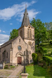 <center>L’église Sainte Marie Madeleine</center>L’église primitive de Belcastel se situait à remplacement actuel du Château de Belcastel. La nouvelle église,  construite en même temps que  le pont  par Alzias 1er de Saunhac. au XVème siècle, l'aurait été à l'emplacement d’une chapelle de l'ordre des chevaliers du Saint Sépulcre, dédiée à la Sainte Croix. A la fin du XIXème s (1890 - 1891), l'architecte Andrieu fut chargé d'étudier un agrandissement de l'église. C'est à lui que l'on doit l'extension de la nef d'une travée, avec reconstruction du mur occidental et du clocher.