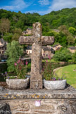 <center>Belcastel </center>Le pont. Au milieu du pont, la pierre d’autel surmontée d'une croix en pierre du XVe siècle.