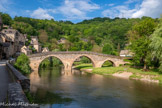 <center>Belcastel </center>Le pont. Il permettait en premier lieu aux habitants de la rive droite d’accéder aisément à l’église Sainte Madeleine édifiée dans le même temps mais il facilitait aussi grandement les relations entre les populations séparées par la rivière Aveyron. Historiquement, le village se trouvait être à cheval sur les territoires de deux peuples qui ne s'appréciaient guère : les Rutènes (sur la rive droite de l'Aveyron) et les Segalis (sur la rive gauche).
Il faudra attendre le XVème siècle pour qu'Alzias de Saunhac tente de réconcilier les deux peuples. Pour ce faire, il entreprit la construction du pont et l'édification de l'église sur la rive gauche de l'Aveyron.