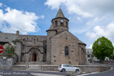 <center>Nasbinals. Église Sainte-Marie. </center>L'église a été construite aux XIe et au XIIe siècle dans le style roman auvergnat puis a été remaniée au XIVe siècle. Elle est en granite de Margeride (feldspaths) avec quelques éléments en basalte et en tuf volcanique. Les toits sont en lauses de schiste.