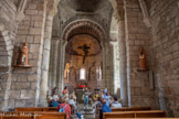 <center>Nasbinals. Église Sainte-Marie. </center>Précédée d'un avant-choeur droit, l'abside de plan demi- circulaire est décorée de sept arcatures. L'ensemble a la forme d'une croix latine orientée.
Cette disposition d'origine est un peu altérée, côté Nord, par l'extension tardive d'un bas-côté. A droite, statue de saint Antoine de Padoue. A gauche, celle de sainte Thérèse de l'Enfant Jésus.