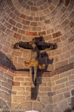 <center>Nasbinals. Église Sainte-Marie. </center>Un grand Christ en bois peint est placé en fond d'absidiole. Il paraît dater de la fin du XVe siècle.