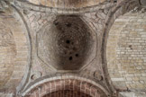 <center>Nasbinals. Église Sainte-Marie. </center>La croisée du transept, délimitée par quatre arcades doublées, est voûtée d'une coupole sur trompe.