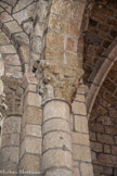 <center>Nasbinals. Église Sainte-Marie. </center>Des colonnes romanes engagées soutiennent les quatre arcs en plein-cintre du carré du transept