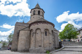 <center>Nasbinals. Église Sainte-Marie. </center>Le chevet est fortement marqué par un parement en granit demi-cylindrique rythmé de cinq arcs portés par des colonnes engagées. Trois d'entre eux se creusent d'étroites fenêtres éclairant le chœur.
Primitivement, un bandeau de pierre ocre-rouge réchauffait de ses couleurs 