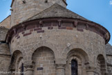 <center>Nasbinals. Église Sainte-Marie. </center>Le chevet. Corniches et modillons aujourd'hui un peu altérés.