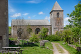 <center>Aubrac. L’église Notre-Dame des Pauvres.</center>L'absence de témoignages écrits se rapportant aux débuts de la construction de l'église, le dépouillement de sa structure et de son décor, et son caractère atypique à l'échelle régionale rendent difficile l'attribution d'une date de construction très précise. es premières mentions faisant explicitement référence à l'existence de l'église datent de 1216. La matérialisation d'un chœur intervient pour sa part au cours du XIIIe siècle, suivie par la création de stalles. En 1388-1389, l'église est fortifiée pour la protéger des incursions militaires liées à la guerre de Cent Ans. La construction du clocher visible aujourd'hui a débuté en 1453 et s'est terminé avant 1468. Il est à peu près contemporain de l'église dans sa partie basse, en granit. L'étage au-dessus, construit en lave noire, semble dater du 14e siècle. Le dernier étage appartient au 16e siècle. Le rez-de-chaussée du clocher était traversé par le cloïtre. Il a succédé à un clocher plus ancien, voire à un campanile datant des débuts de l'hôpital. Au début du XVIe siècle, l'église fait l'objet comme le reste du monastère d'un certain faste, à mettre en relation avec la personnalité des doms alors responsables de la seigneurie d'Aubrac. Du fait de la Révolution française et du départ des religieux pendant l'année 1791, les bâtiments du monastère et l'église sont livrés à l'abandon et se dégradent rapidement.