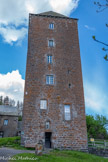 <center>Aubrac</center>La Domerie d’Aubrac, ancien monastère hospitalier accueillant les pèlerins sur la chemin de Saint-Jacques-de-Compostelle, s’est développée du XIIe au XVIe siècle. Elle connaît ensuite une phase de déclin, puis les destructions de la Révolution. Au fil des siècles, les événements malheureux subis par la Domerie ont conduit à des destructions et des reconstructions, mais aussi à la disparition d’éléments notoires de son architecture. Il reste : La grande tour dite « des Anglais », haute de 22 mètres, était défensive à l’origine et donc couronnée de mâchicoulis, qui ont disparu, tout comme le pont-levis. Elle fut construite en 1353 précisément au moment où les Anglais, maîtres de la Guyenne, prenaient pied dans le Rouergue. Elle ne put résister à l’invasion d’une bande de routiers qui assaillirent le monastère en 1360 ; L’ancien hôpital (probablement reconstruit au XVe siècle) se situe le long de la route, derrière la grande tour.