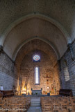 <center>Aubrac. L’église Notre-Dame des Pauvres.</center>Elle comporte une voûte en berceau brisé aux pierres taillées, parfaitement jointées, soutenue par des arcs simples, faiblement ogivés ; pas de transept, un chœur fermé par un mur au lieu d’être prolongé par une abside. Le clocher abrite la célèbre « cloche des perdus » [campana dels perduts] et une curiosité : le logement du sonneur avec un four à pain intérieur. L’Inscription moulée sur cette cloche, dite des perdus, fait bien sûr référence aux égarés spirituels. Il n'est pas à exclure qu’elle ait aussi été sonnée pour guider les personnes perdues dans le mauvais temps.