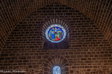 <center>Aubrac. L’église Notre-Dame des Pauvres.</center>Le vitrail représente la crucifixion : à gauche la vierge Marie soutenue par les Saintes Marie, aux pieds du Christ Marie-Madeleine, à droite Saint Jean et Saint-Jacques.