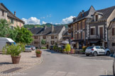 <center>Saint-Côme-d’Olt. </center>Classé parmi les plus Beaux Villages de France, Saint-Côme-d’Olt a connu une prospérité qui se lit sur ses vieilles façades. Plusieurs raisons à cela : la fertilité, la douceur du climat de la vallée du Lot, ainsi que la rencontre de deux voies antiques, la draille préhistorique et la voie romaine, et son rôle de trait d’union entre le causse et les hauts plateaux de l’Aubrac. Les riches propriétaires et marchands de l’Aubrac, ainsi que les seigneurs locaux et le clergé, y ont établi des résidences d’hiver. Le village se développe dès le Xe siècle au nord, autour de l’église Saint-Pierre de la Bouysse (des buis). Un hospice y est créé, placé sous la protection de saint Côme patron des médecins. Le tour de ville, quasiment circulaire, reprend le tracé des anciens fossés. Ils seront comblés à partir du XVIIe siècle et remplacés par un large boulevard.