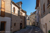 <center>Saint-Côme-d’Olt. </center>Au XIIe siècle, les seigneurs de Calmont d'Olt, site dominant Espalion, construisirent un château autour duquel se développa le village. Pour se prémunir contre l'invasion d'ennemis, les habitants, sous l'impulsion du seigneur et avec son autorisation élevèrent des fortifications percées seulement par trois portes conférant au village son aspect médiéval circulaire encore conservé. Les riches propriétaires et marchands de l’Aubrac, ainsi que les seigneurs locaux et le clergé, y ont établi des résidences d’hiver qui constituent, aujourd’hui, un patrimoine remarquable.