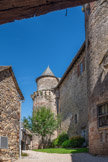 <center>Saint-Côme-d’Olt. </center>Le château des Castelnau de Bretenou. Sa façade nord est percée d'une poterne (aujourd'hui bouchée) au premier étage. Elle est flanquée de deux tours primitivement reliées par une courtine actuellement placée sous la toiture lors d'une restauration antérieure.