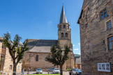 <center>Saint-Côme-d’Olt. </center>L'église Saint-Côme-et-Saint-Damien. Au XIe siècle, l'église paroissiale de Saint-Côme était celle de Saint-Pierre de la Bouysse, au nord-est du village. Au XIVe siècle, le château des seigneurs de Calmont d'Olt — l'actuel hôtel de ville — disposait d'une chapelle dans le village. Deux siècles plus tard, l'église Saint-Pierre s'avérant trop petite, les habitants demandent à Antoine d'Estaing, prieur de Saint-Côme et évêque d'Angoulême, ainsi qu'au seigneur de Calmont d'Olt, d'agrandir la chapelle castrale. En décembre 1521, Guy de Castelnau, sire de Calmont et évêque de Périgueux, autorise les travaux d'agrandissement qui sont alors réalisés à partir de 1522 par Antoine Salvanh.