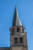 <center>Saint-Côme-d’Olt. </center>Le clocher tors ou «flammé» haut de 42 mètres tourne de gauche à droite sur ses huit pans. Sa toiture en lauzes abrite 7 cloches.. Volonté de l’architecte, ou rotation accidentelle de la charpente ? Quand on connaît la réputation de Salvanh, architecte du clocher de la cathédrale de Rodez (« l’une des quatre merveilles du Midi »), la première hypothèse l’emporte largement.
La maîtrise des ouvriers locaux, formés au travail des charpentes en carène - fréquentes dans l’architecture du village - et la rectitude des poinçons de charpentier marquant certaines pièces de bois, abondent également dans ce sens.